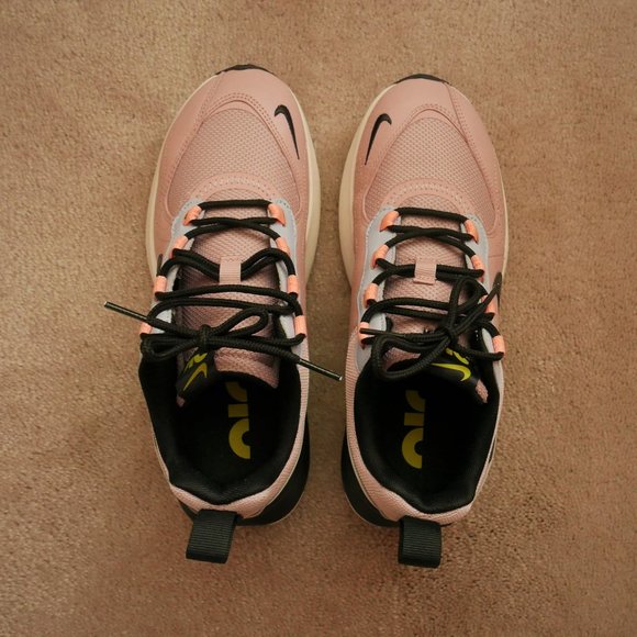 Nike Air Max Verona sneakers in plum chalk / black-ghost (Women's 6.5) - Picture 2 of 9